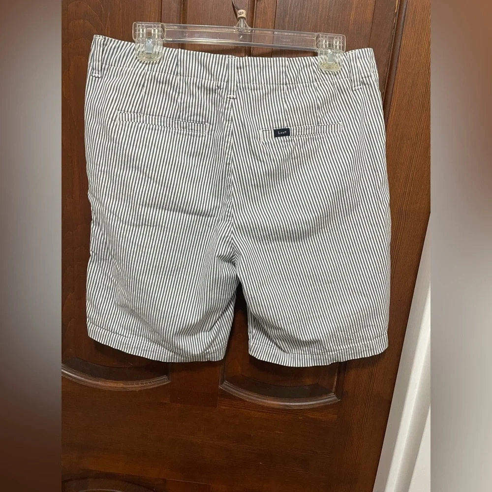 Lee women’s size 10 white and gray stripes 96% cotton shorts